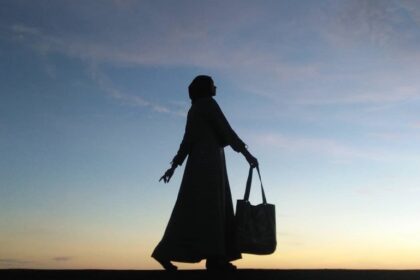 Wanita muslimah yang menutup aurat