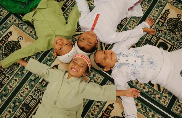 keutamaan berteman dengan orang shalih