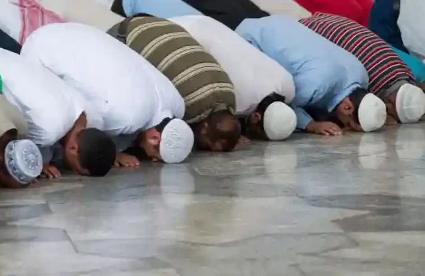 5 Keutamaan Sholat Berjamaah, Salah Satunya Mendapat Jamuan di Surga