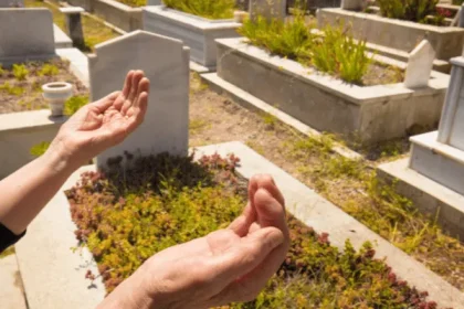 Ziarah Kubur Saat Haid, Apakah Diperbolehkan? Simak Penjelasannya!