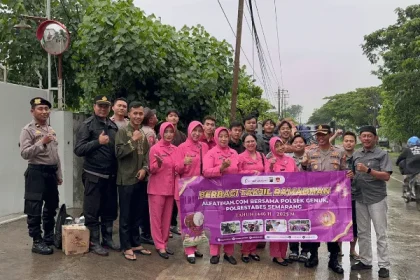 Yayasan Alfatihah dan Polsek Genuk Berbagi 300 Takjil Gratis untuk Warga