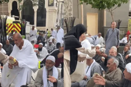 Sedekah Iftar Baitullah: 712 Paket Iftar Dibagikan Oleh Yayasan Alfatihah untuk Para Tamu Allah 