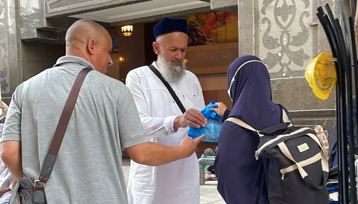 Sedekah Iftar Baitullah untuk Tamu Allah: Yayasan Alfatihah Bagikan 415 Paket Makanan!