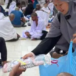 Bagikan 28 Peralatan Shalat, Sedekah Sajadah Baitullah Lancar Diamanahkan!