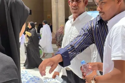 Sedekah Air Baitullah: Berbagi Sebotol Minuman di Tanah Suci Mekkah