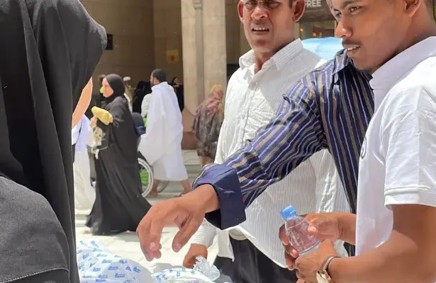 Sedekah Air Baitullah: Berbagi Sebotol Minuman di Tanah Suci Mekkah