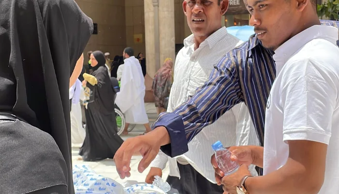 Sedekah Air Baitullah: Berbagi Sebotol Minuman di Tanah Suci Mekkah