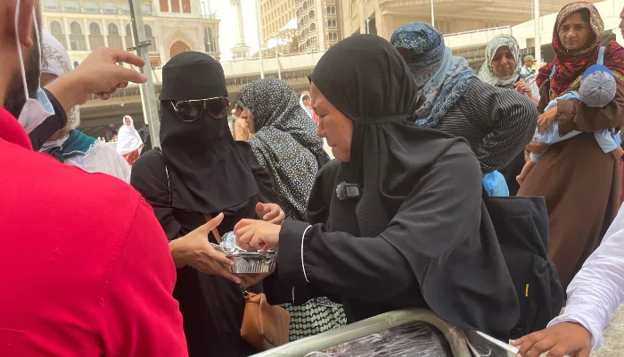 Sedekah Nasi Baitullah merupakan program dari Yayasan Alfatihah yang sukses berjalan. Program ini menjembatani banyak orang yang mau beramal atau bersedekah langsung di Mekkah.