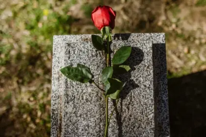 8 Adab Melayat Orang Meninggal: Hal Dasar yang Perlu Diperhatikan Orang Muslim