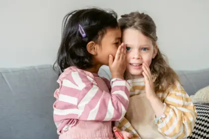 Menyebarkan Dusta Demi Memperbanyak Like dan Viewers, Kenali 5 Bahayanya!