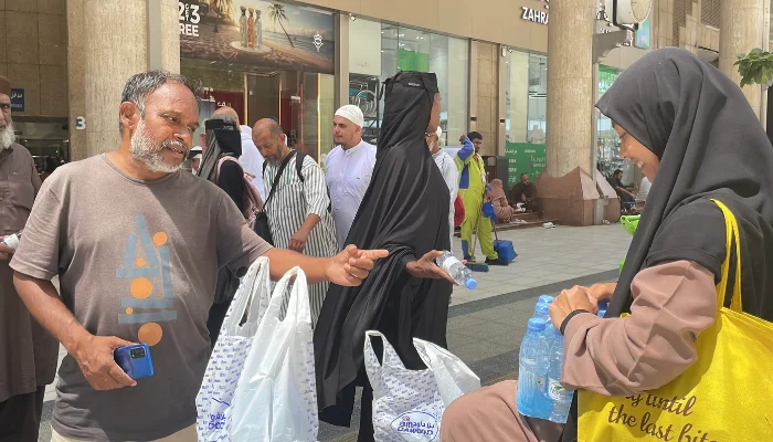 Sedekah Air Baitullah Bagikan 1.440 Minuman di Tanah Suci!