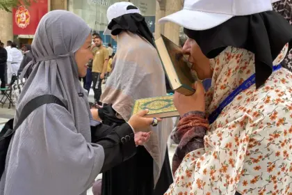 Sedekah Mushaf Baitullah: 400 Al Quran Terdistribusi untuk Jamaah Umrah di Sekitar Masjidil Haram