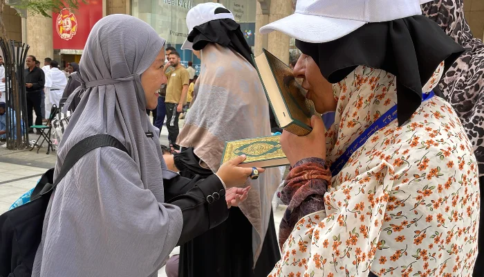 Sedekah Mushaf Baitullah: 400 Al Quran Terdistribusi untuk Jamaah Umrah di Sekitar Masjidil Haram