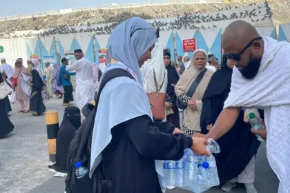 Sedekah Air Baitullah: 1.200 Botol Air Mineral Terdistribusikan Oleh Yayasan Alfatihah