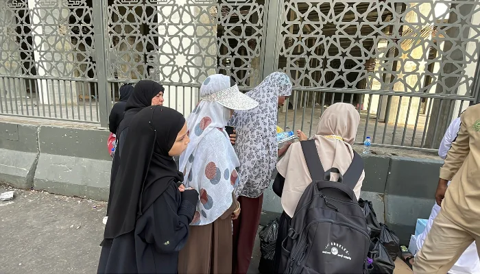 Sedekah Nasi Baitullah: Yayasan Alfatihah Berbagi 4.800 Paket Makanan di Sekitar Baitullah