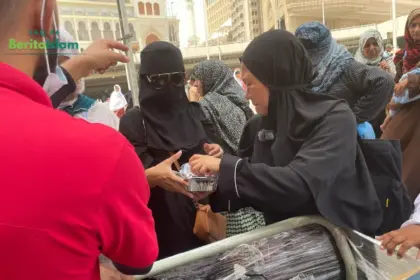 Bagikan 4.500 Nasi Box, Yayasan Alfatihah Sukses Salurkan Amanah Donatur di Baitullah!