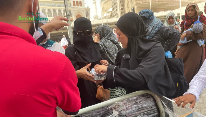Bagikan 4.500 Nasi Box, Yayasan Alfatihah Sukses Salurkan Amanah Donatur di Baitullah!