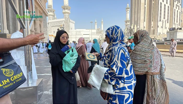 Melalui Sedekah Mushaf Baitullah, Ratusan Mushaf Disalurkan untuk Jamaah Umrah