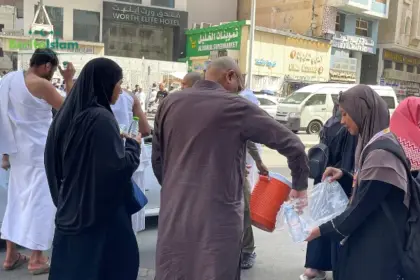 Sedekah Air Baitullah Berbagi 1.200 Air Minum di Kawasan Masjidil Haram!