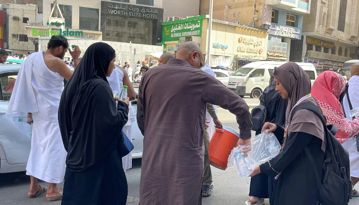 Sedekah Air Baitullah Berbagi 1.200 Air Minum di Kawasan Masjidil Haram!