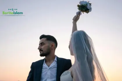 “Sebelum Janur Kuning Melengkung, Masih Bisa Menikung”: Apakah Diperbolehkan dalam Islam?