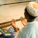 Hukum Melirik Saat Salat, Bagaimana Hukumnya dalam Pandangan Islam?