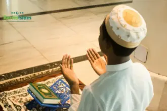Hukum Melirik Saat Salat, Bagaimana Hukumnya dalam Pandangan Islam?