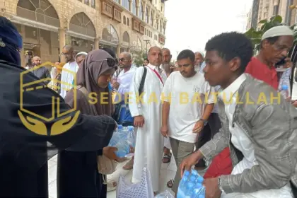 Yayasan Alfatihah Salurkan 960 Air Minum Bagi Tamu Allah di Baitullah