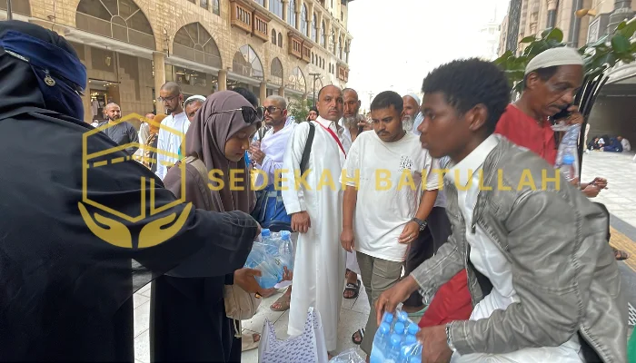 Yayasan Alfatihah Salurkan 960 Air Minum Bagi Tamu Allah di Baitullah