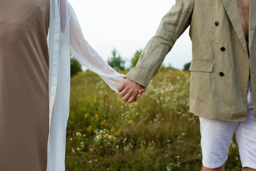 Menikahi Perempuan yang Belum Berjilbab: Siap dengan Risikonya?