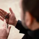 Muslim yang Suka Menggunakan Kalung Simbol Salib: Bagaimana Pandangan Islam?