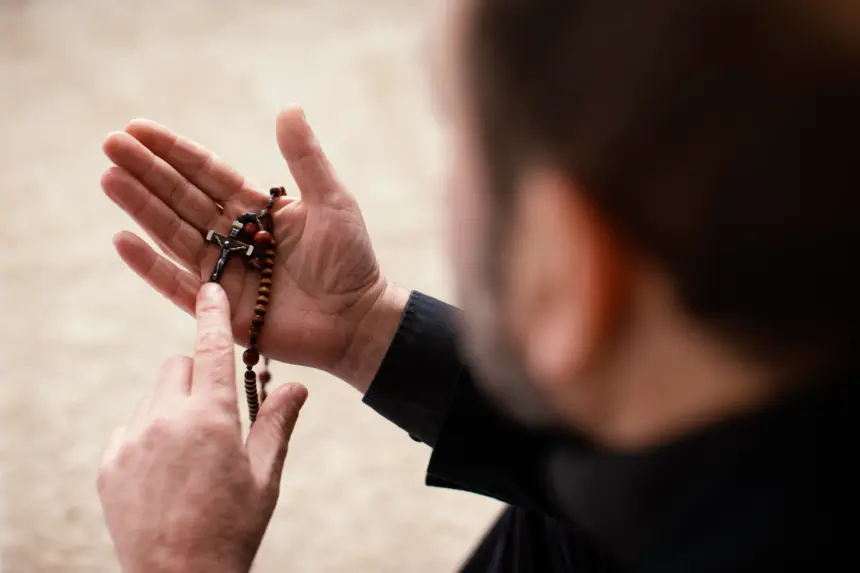 Muslim yang Suka Menggunakan Kalung Simbol Salib: Bagaimana Pandangan Islam?