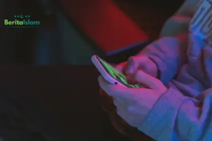 Masuk Neraka Lewat Jalur Stiker WhatsApp? Inilah Menurut Pandangan Islam!